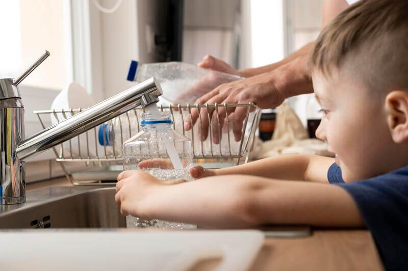 Adoucisseur d’eau avec des enfants